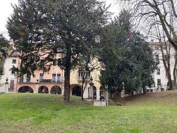 Giardino della chiesa di Santa Corona