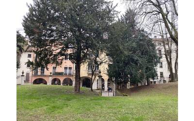 Immagine: giardino chiesa Santa Corona