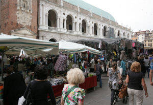 Immagine: Mercati nelle varie zone della città