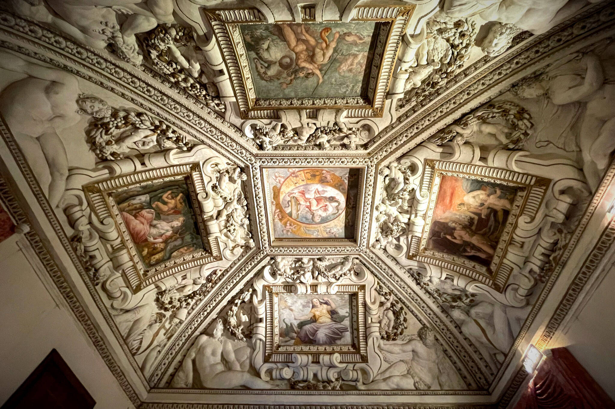 soffitto decorato stucchi e affreschi a Palazzo Thiene