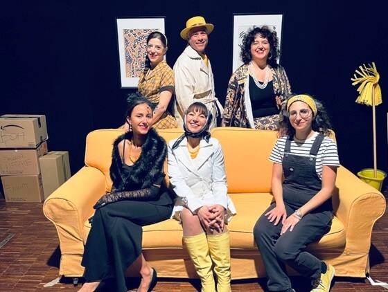 Teatro in Giardino 2026: venerdì 24 luglio nel giardino della Biblioteca Civica “A mezzanotte in punto” de Lo Scrigno, commedia-giallo in cui l’omicidio non è ancora stato compiuto…