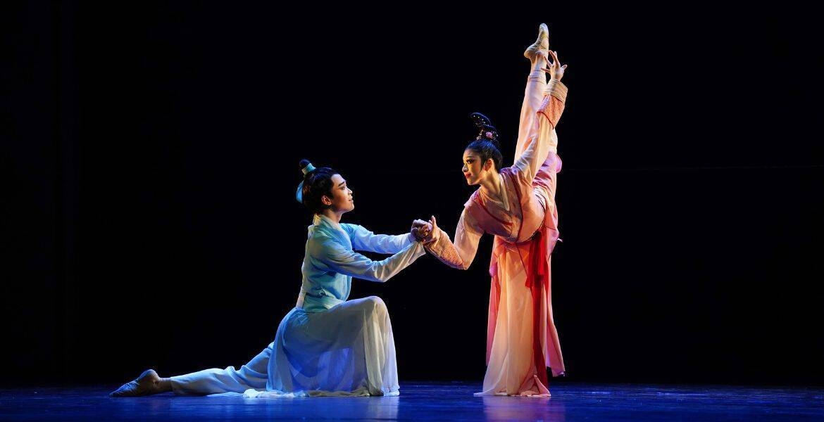Immagine: Danze_della_tradizione_classica_cinese_Beijing_Dance_academy_Brezza_di_primavera