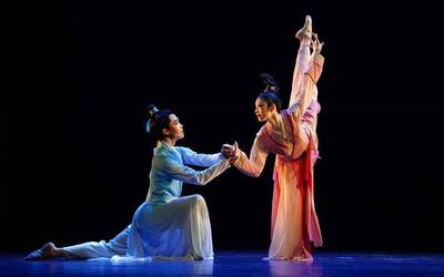 Immagine: Danze_della_tradizione_classica_cinese_Beijing_Dance_academy_Brezza_di_primavera