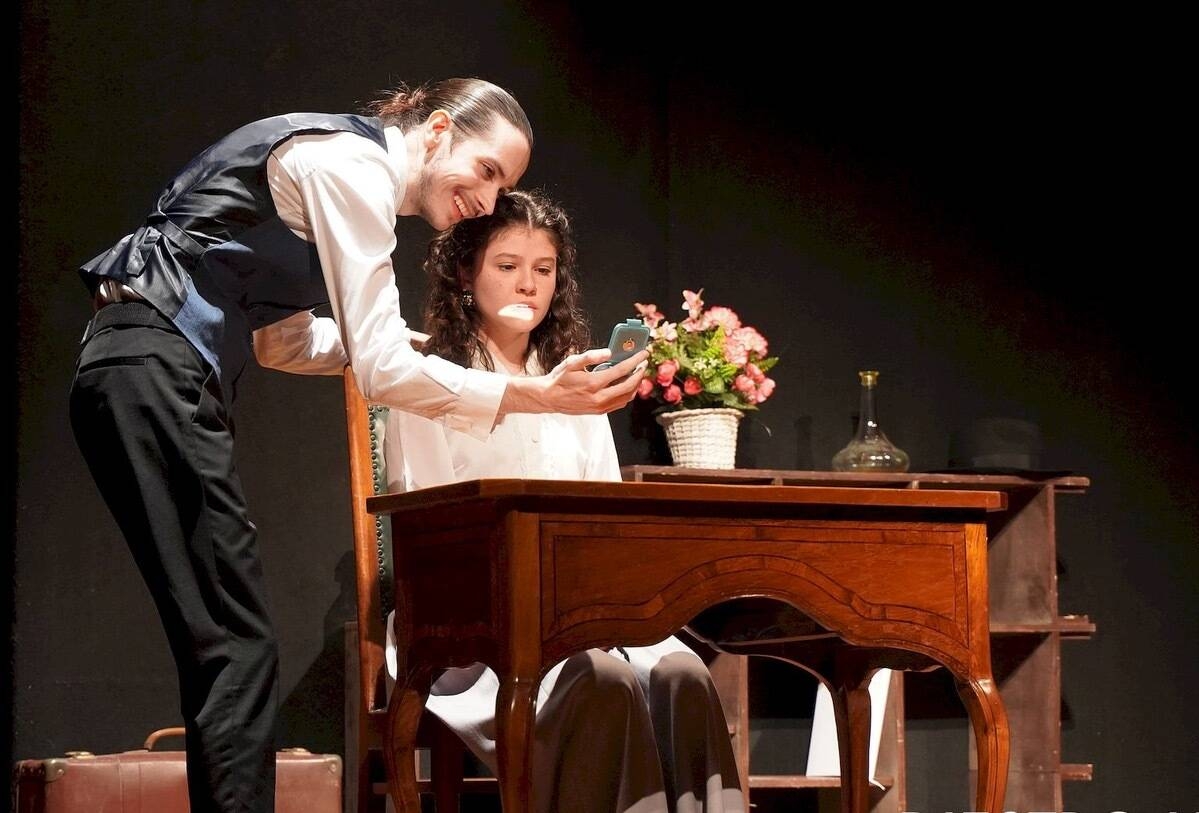 Immagine: "Dietro la maschera"