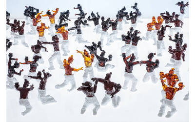 Un'opera in vetro dell'artista americano Robert Wilson a Glasstress. 