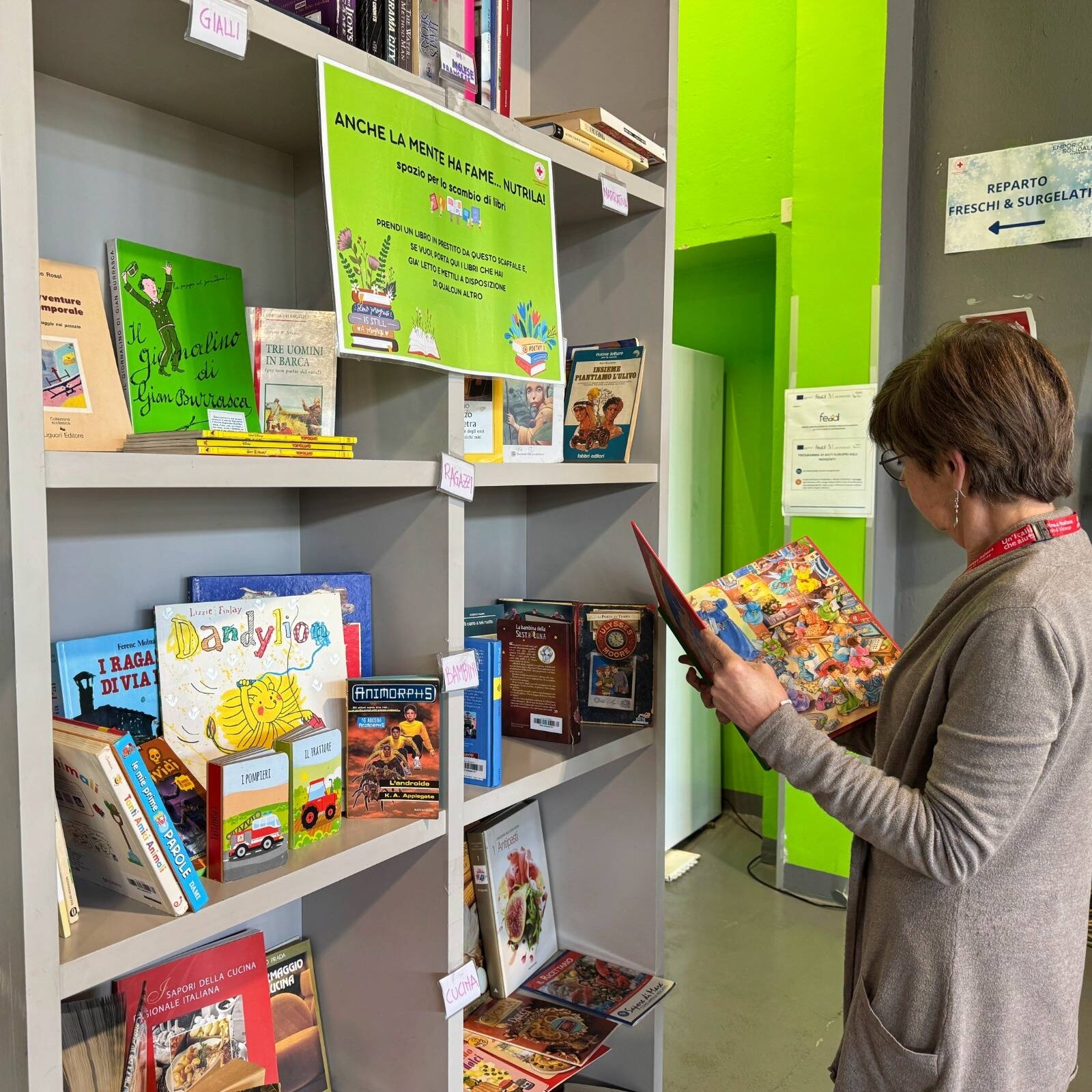 Immagine: Lo scaffale-libreria dell'Emporio Solidale