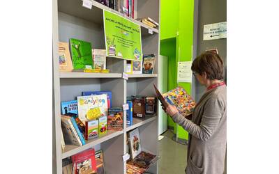 Immagine: Lo scaffale-libreria dell'Emporio Solidale