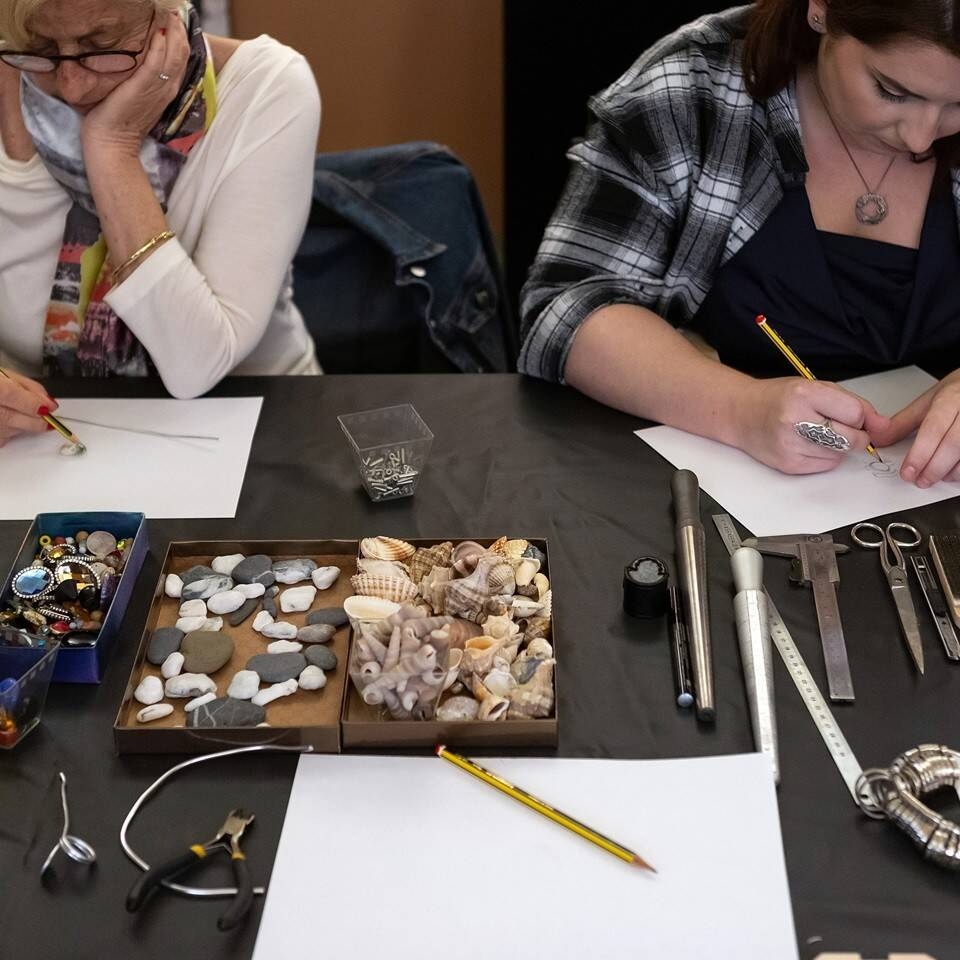 Immagine: MDG - Workshop Creativi - orecchini in corallo