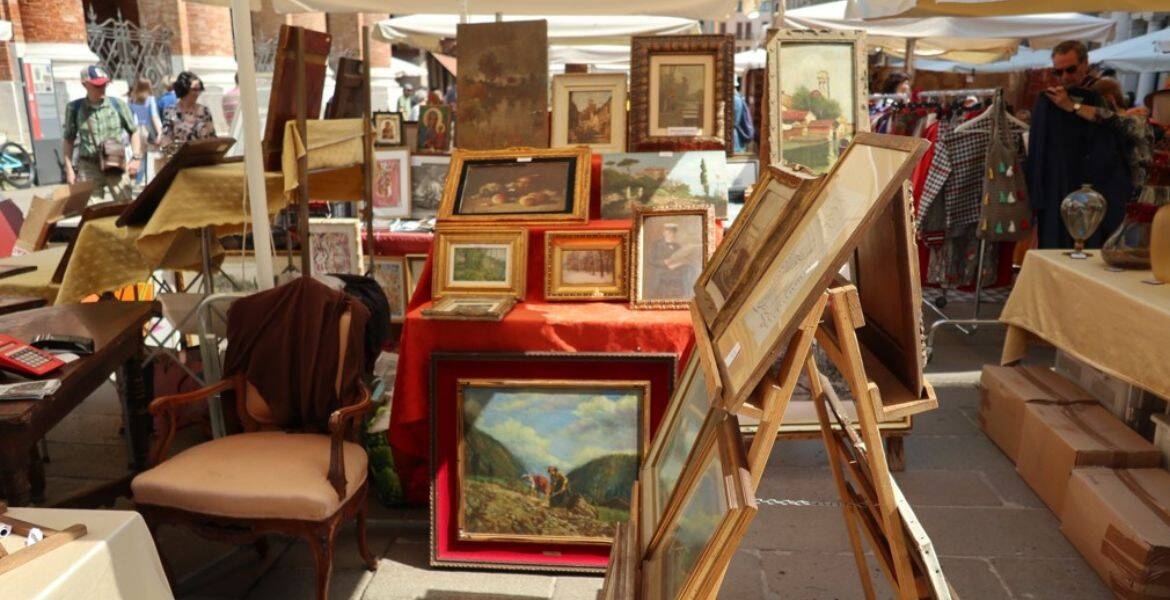 Immagine: Mercato dell'antiquariato Non ho l'età
