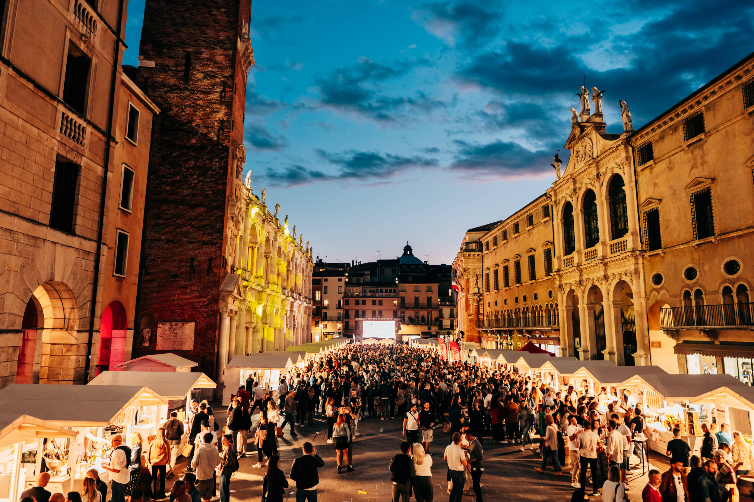 Immagine: Piazza dei Signori sera