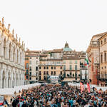 Immagine: Piazza di giorno