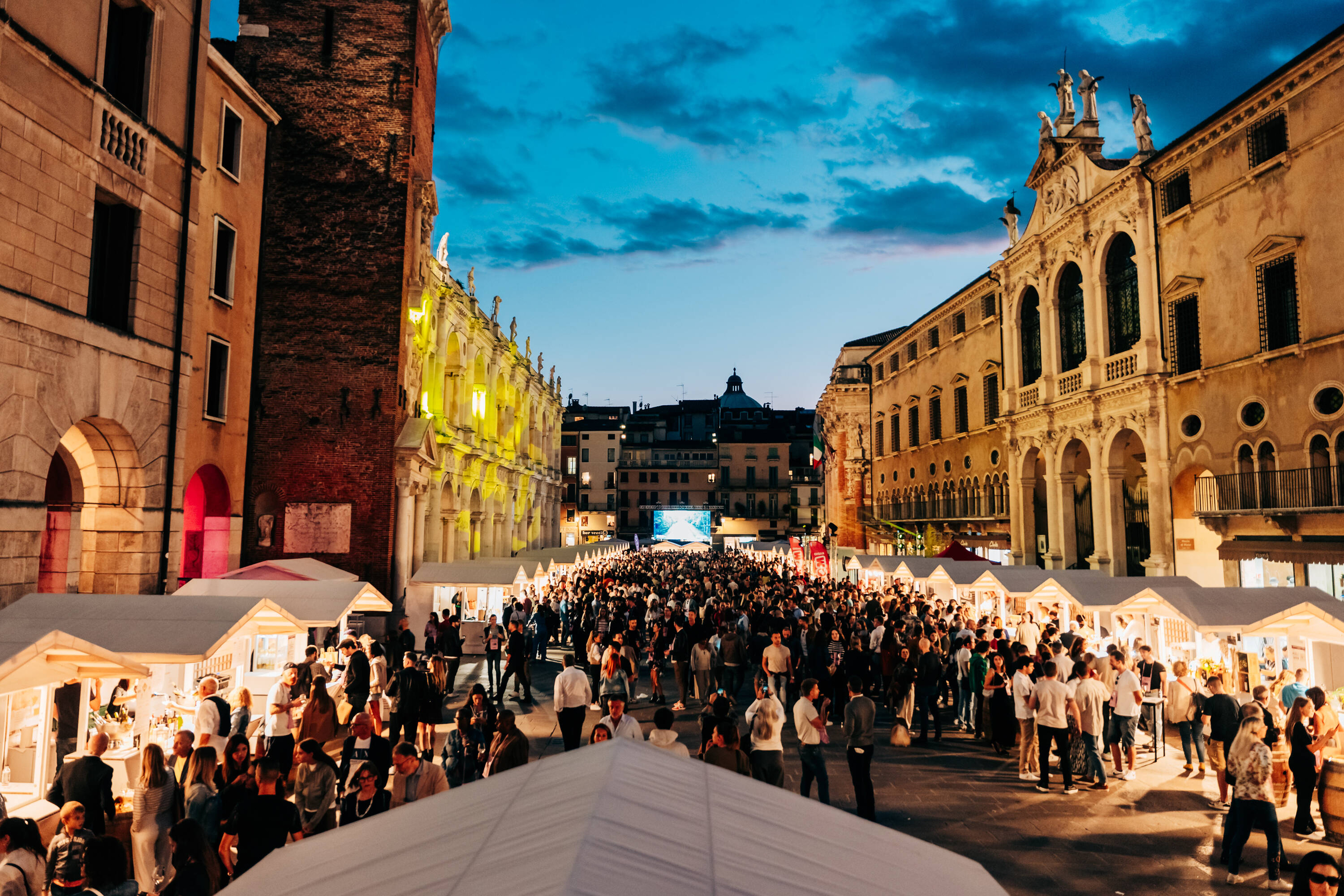 Immagine: Piazza di sera