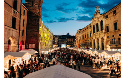 Immagine: Piazza di sera