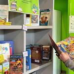 Immagine: Scaffale-libreria dell'Emporio Solidale