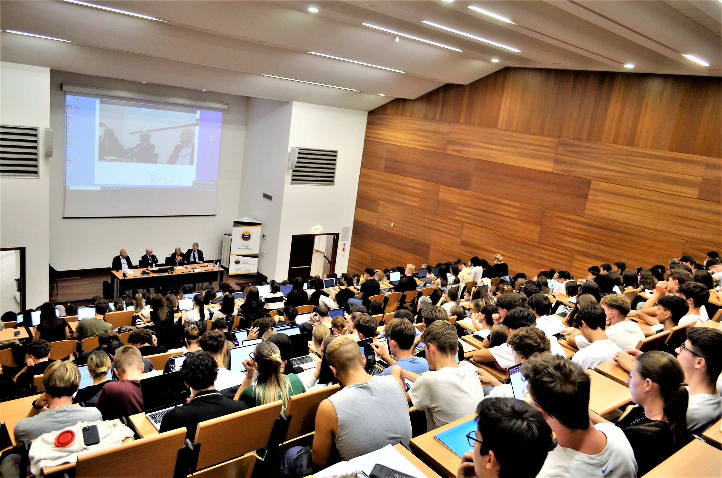 Immagine: Un incontro della passata edizione di Osservatorio Europa