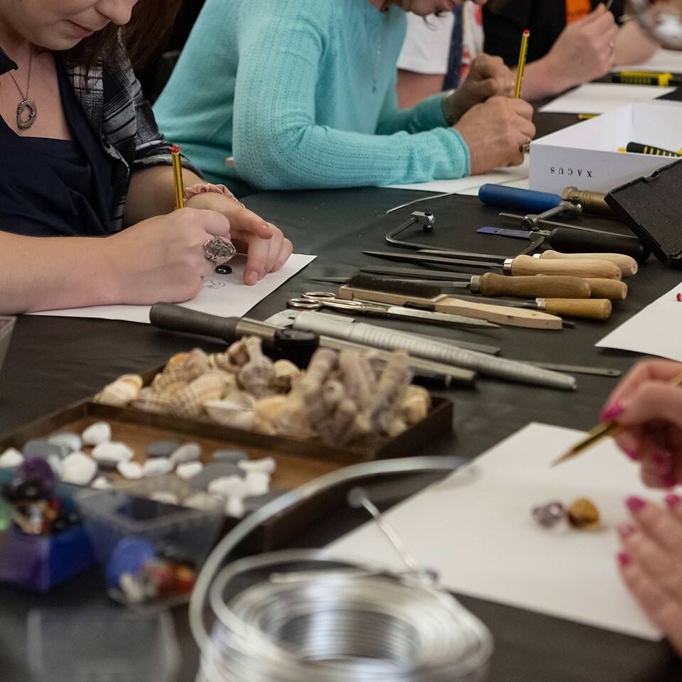 Immagine: Workshop Creativi: crea una collana con elemento in corallo